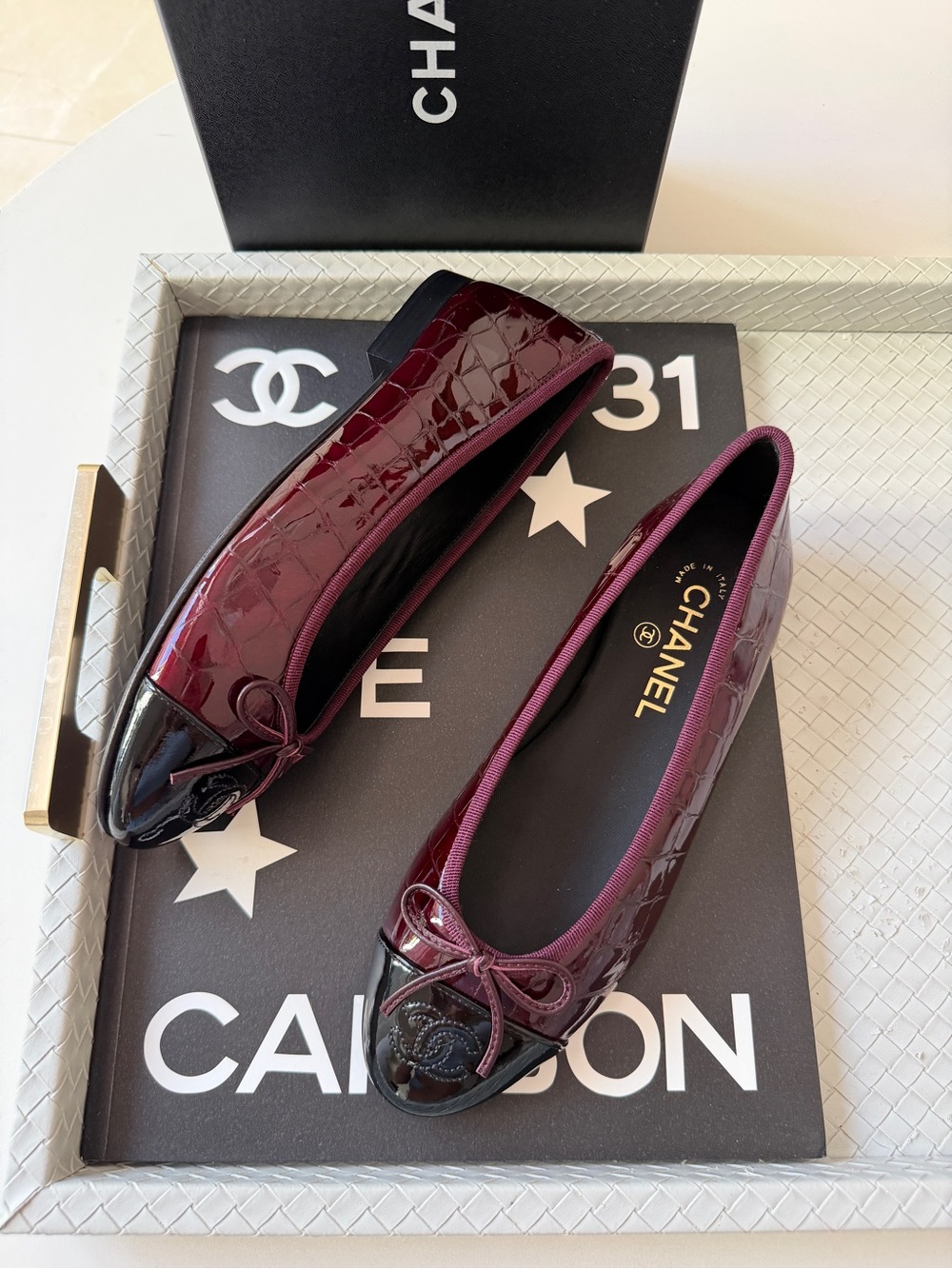 Chanel 26A Burgundy Croc Embossed Patent Metiers Black Cap Toe Ballet Flats 41 - Picture 7 of 17